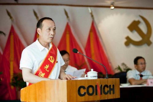 擔(dān)任黨支部書記期間，洪文生結(jié)合部門特點(diǎn)，提出“鐵路抓安全，黨員走在前”口號(hào)，讓黨員身邊無(wú)違紀(jì)，黨員保班組等具體活動(dòng)得到落實(shí)。為落實(shí)工廠、部門制定的“兩學(xué)一做”等黨建計(jì)劃任務(wù)，洪文生在定期組織召開支部大會(huì)的基礎(chǔ)上，以各運(yùn)行班為單位，利用班中作業(yè)間隙時(shí)間組織班中黨員進(jìn)行小組學(xué)習(xí)交流、義務(wù)勞動(dòng)等黨員活動(dòng)，保證了全體黨員的學(xué)習(xí)實(shí)效。