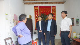 集團(tuán)副總經(jīng)理、水泥股份黨委書(shū)記王建超到江老家村、元圩村扶貧慰問(wèn)